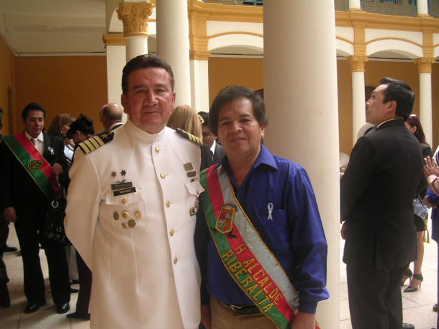 Con el comandante de la Fuerza Naval en Cochabamba, Cap. Nav. Santa Cruz